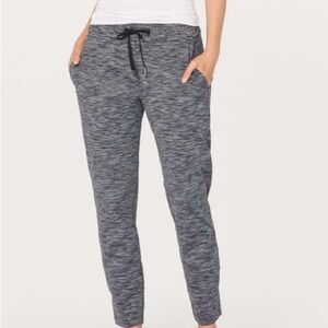 Lululemon On The Fly Pant 
Wee Are From Space Black Slate / Black size 6